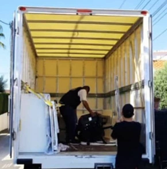 Equipo profesional cargando mudanza con cuidado