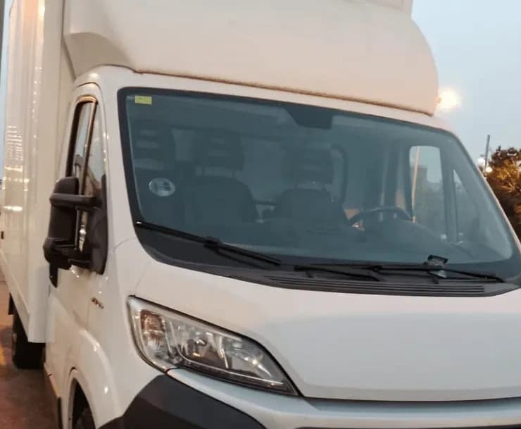 Camión de mudanzas profesional - Vista frontal